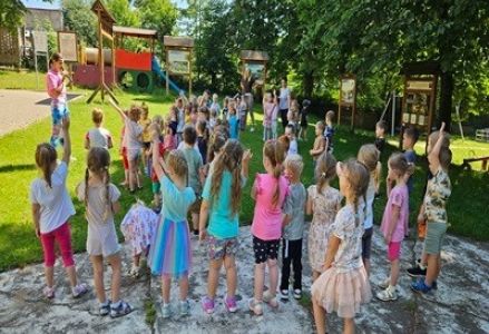 grupa dzieci przedszkolnych podczas zumby w ramach MoveWeek