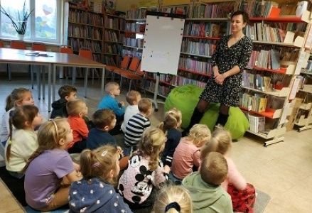 dzień kredki, dzieci podczas pobytu w bibliotece