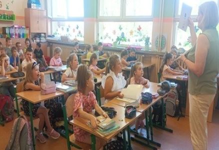 grupa dzieci przedszkolnych podczas wizyty w szkole podstawowej