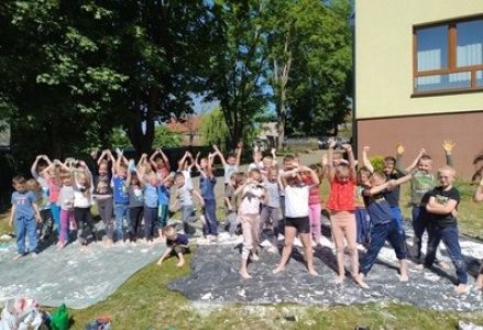 grupa dzieci przedszkolnych podczas zajęć z sensoplastyki