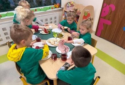 grupa dzieci przedszkolnych podczas zajęć o zdrowym odżywianiu w ramach akcji Śniadanie Daje Moc