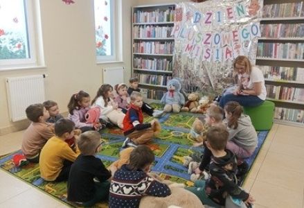 grupa dzieci przedszkolnych podczas obchodów Dnia Pluszowego Misia