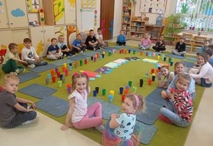 grupa dzieci przedszkolnych podczas wiosennych zajęć otwartych z rodzicami 2025