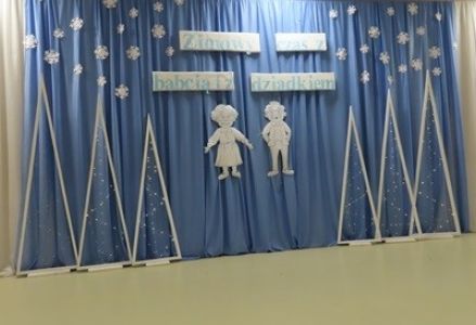 Dzieci z grupy przedszkolnej podczas uroczystości z okazji Dnia Babci i Dziadka