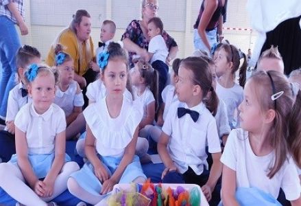 dzieci i rodzice na hali sportowej, koncert rodzinny