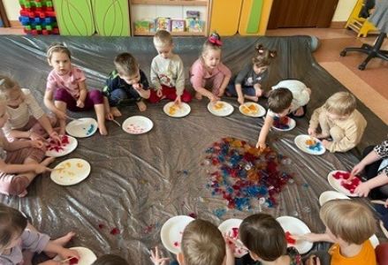 grupa dzieci przedszkolnych podczas zajęć z sensoplastyki