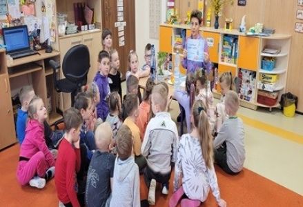 grupa dzieci podczas zajęć z pielęgniarką na temat zmysłów