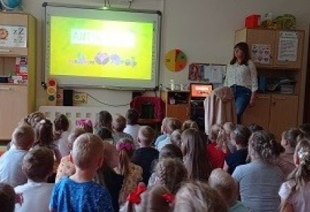 dzieci oglądają film edukacyjny