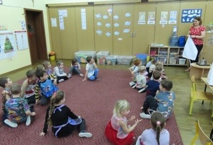 grupa dzieci przedszkolnych podczas warsztatów pieczenia pierników