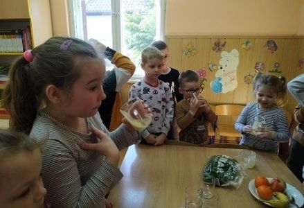 dzieci piją zdrowy sok z owoców