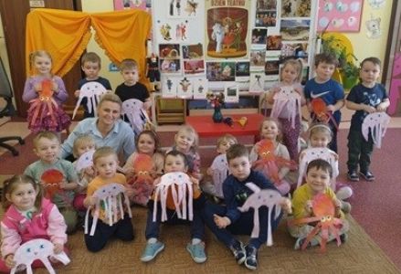 Dzieci z grupy przedszkolnej podczas dnia teatru