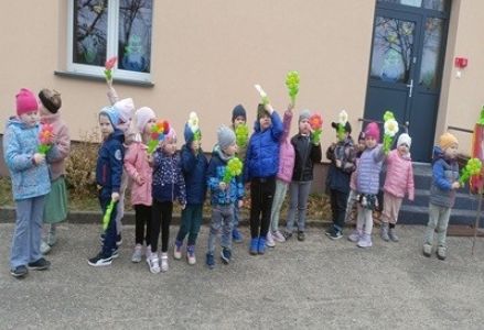 grupa dzieci przedszkolnych podczas uroczystości Powitania Wiosny
