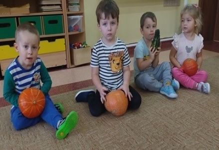 Dzieci z grupy "Krasnal Hałabała" podczas obchodów Dnia Dyni