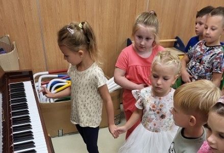 „Po wakacjach” - dzieci z grupy Wróbelka poznają przedszkole 2023