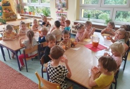 Grupa Kubusia Puchatka robi sok owocowo-warzywny 2023