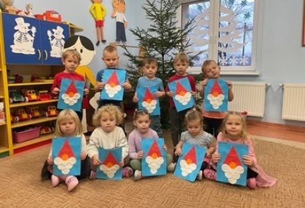 grupa dzieci przedszkolnych podczas zajęć dydaktycznych na temat Św. Mikołaja