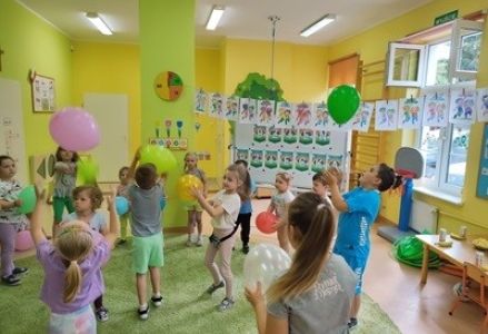 grupa dzieci przedszkolnych podczas obchodów dnia dziecka