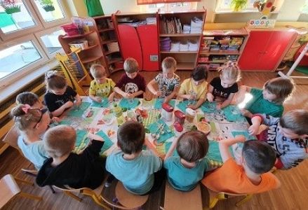 grupa dzieci podczas zabaw badawczych