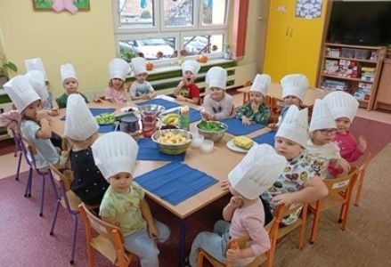 grupa dzieci przedszkolnych podczas zajęć o zdrowym odżywianiu w ramach akcji Śniadanie Daje Moc