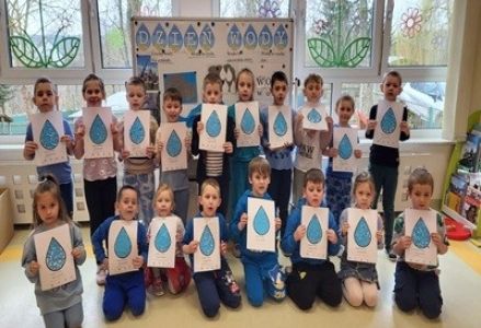 grupa dzieci przedszkolnych podczas zajęć o ekologii z okazji Dnia Wody