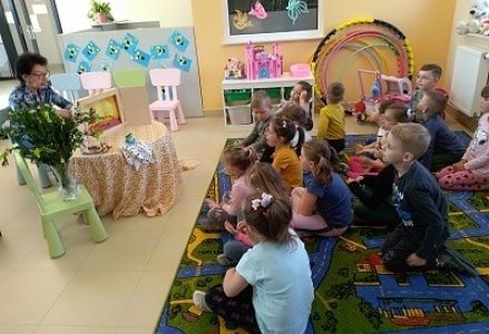 dzieci słuchają teatrzyku