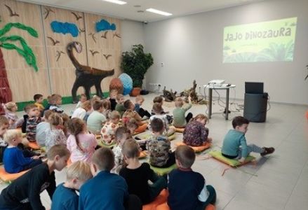 grupa dzieci przedszkolnych podczas udziału w wystawie dinozaurów w bibliotece publicznej w Margoninie