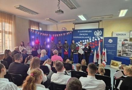 grupa dzieci przedszkolnych podczas obchodów Święta Niepodległości