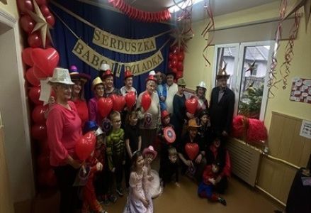 grupa dzieci przedszkolnych podczas uroczystości z okazji babci i dziadka