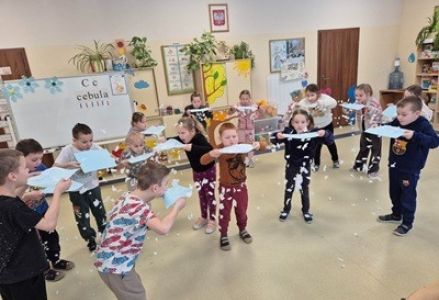 grupa dzieci przedszkolnych podczas zajęć plastycznych i zabaw logopedycznych