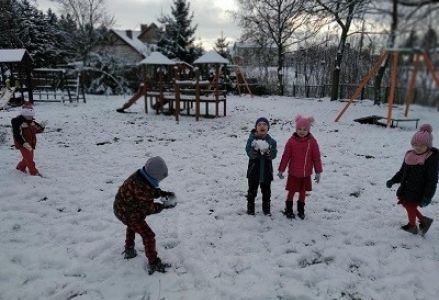 zdjęcie dzieci podczas zabaw na śniegu
