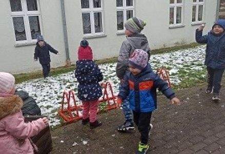 dzieci bawią sie na śniegu