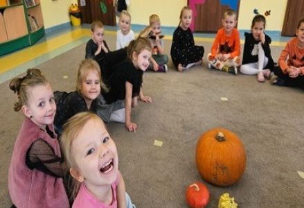 Dzieci z grupy "Kubuś Puchatek" podczas obchodów Dnia Dyni