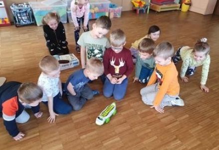 grupa dzieci na zajęciach z programowania
