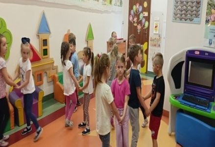 grupa dzieci przedszkolnych podczas zajęć tanecznych w ramach MoveWeek