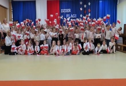 grupa dzieci przedszkolnych podczas obchodów Dnia Flagi 2024