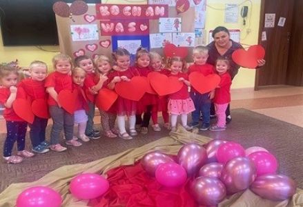 grupa dzieci przedszkolnych podczas zajęć o miłości z okazji Walentynek
