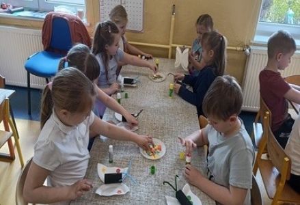 grupa dzieci przedszkolnych podczas zajęć o motylach