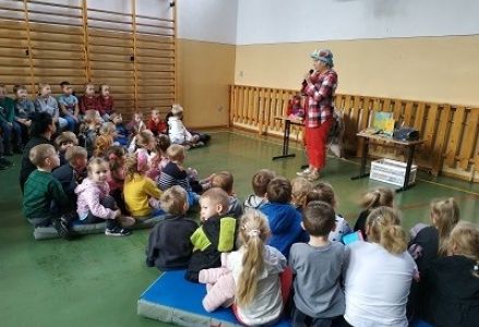 dzieci słuchają autorki