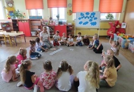 grupa dzieci przedszkolnych podczas zajęć o marzeniach