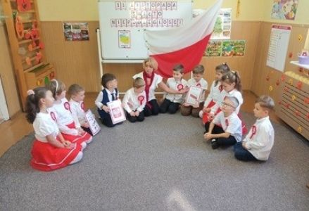 grupa dzieci przedszkolnych podczas obchodów Święta Niepodległości
