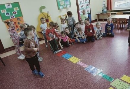 dzieci czekają na swoją kolej w grze stopu i rączki