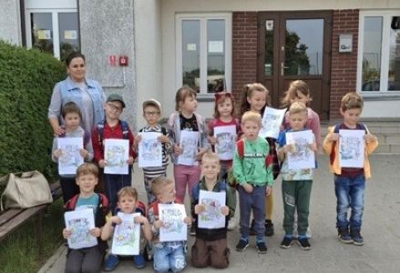 grupa dzieci przedszkolnych podczas udziału w lekcji otwartej
