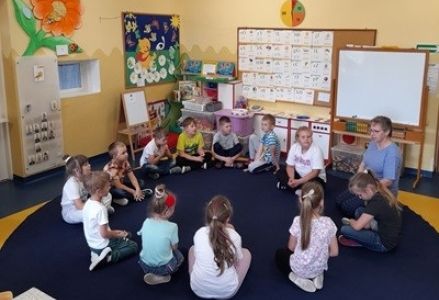 grupa dzieci przedszkolnych podczas zajęć otwartych z rodzicami