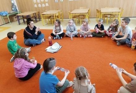 grupa dzieci przedszkolnych podczas zajęć dotyczących emocji