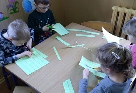 dzieci wycinają nożyczkami