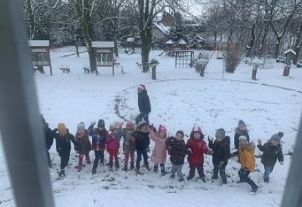 zdjęcie grupowe w zimowym ogrodzie