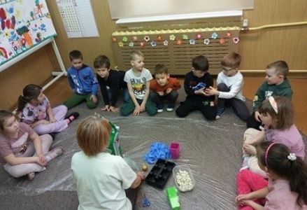 grupa dzieci przedszkolnych podczas zakładania zielonej hodowli w sali