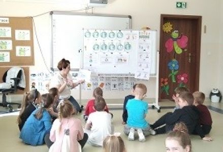 grupa dzieci podczas zajęć o ekologii