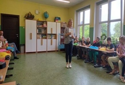 grupa dzieci przedszkolnych podczas wizyty w szkole podstawowej