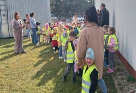 grupa dzieci przedszkolnych podczas wycieczki do Zakładu Usług Komunalnych w Margoninie
